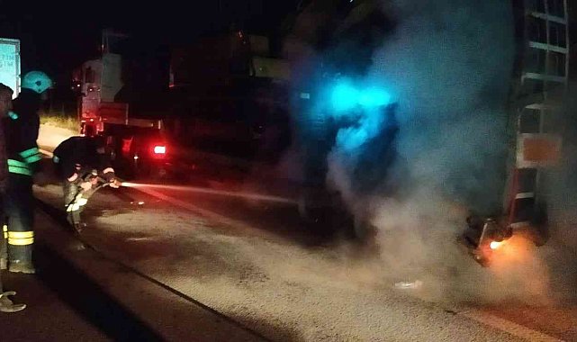 Yalova'da iş makinası yüklü tırın lastikleri alev aldı