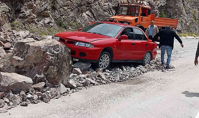 Yamaçtan kopan kayalar karayoluna düştü, bir otomobil faciadan saniyelerle kurtuldu