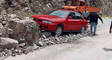 Yamaçtan kopan kayalar karayoluna düştü, bir otomobil faciadan saniyelerle kurtuldu