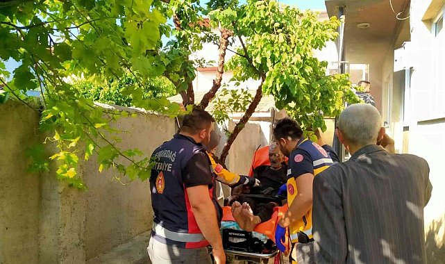 Yangında evde mahsur kalan yaşlı adamı itfaiye kurtardı