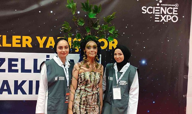 Yaptıkları makyajla arkadaşlarını çınar ağacına benzettiler, gören bir daha baktı