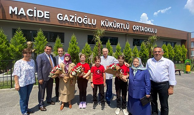 Yaptırdığı okulun öğrencileri çiçeklerle karşıladı