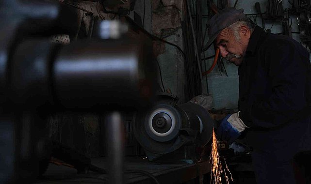 Yarım asırdır demir dövüyor