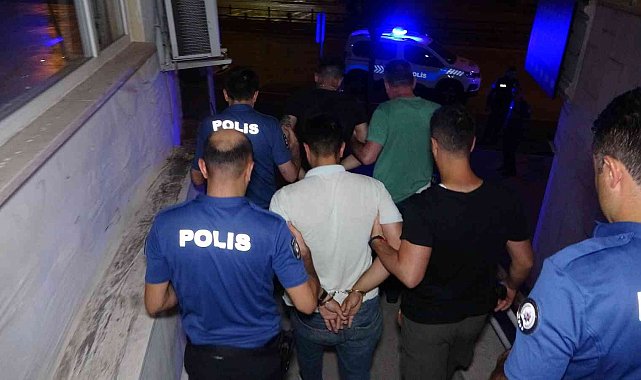 Yaşlı kadının fark ettiği hırsızlar saklandıkları çatıda kıskıvrak yakalandılar