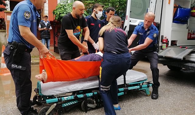 Yataktan düşüp yerden kalkamayan yaşlı adamın yardımına ekipler koştu