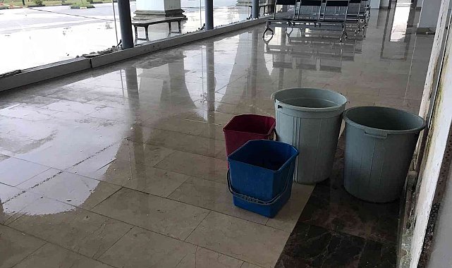 Yeni otogarın tavanı yine aktı