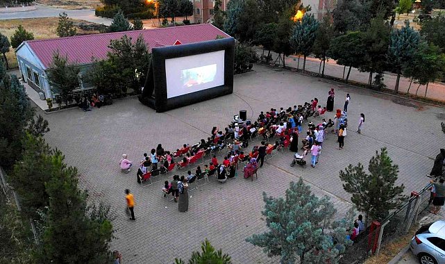 Yenişehir ilçesinde mahallede spor ve sinema etkinliği