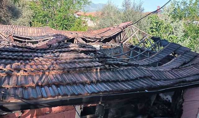 Yıldırım düşmesi sonucu çıkan yangında bir ev kül oldu