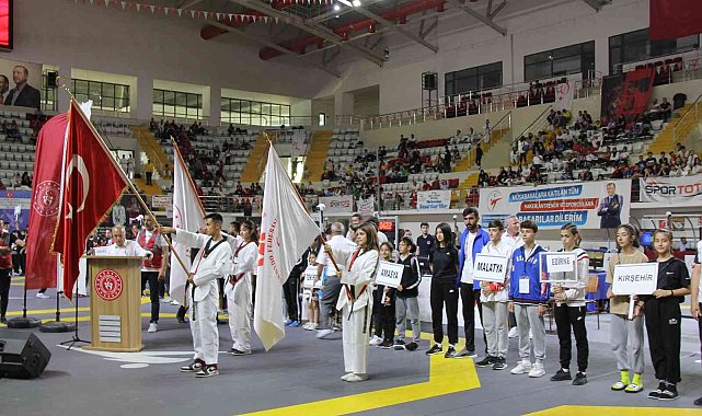 Yıldızlar Türkiye Tekvando Şampiyonası'nın açılış seremonisi yapıldı