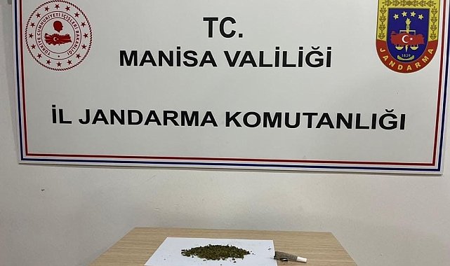 Yol kenarında alkol ve esrar alırken yakalandılar