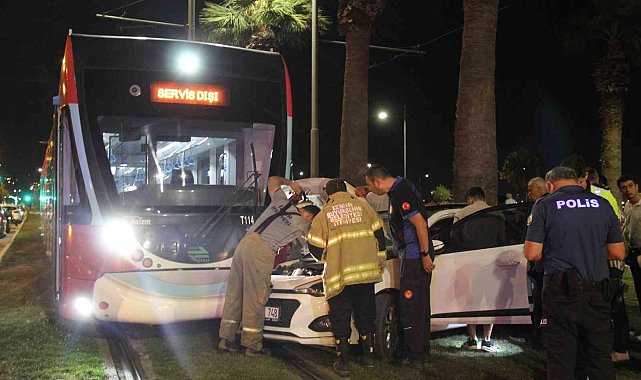 Yoldan çıkan araç tramvayla çarpıştı: 1 yaralı