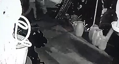 Yoldan geçerken fark ettiği merdivenleri seçerek çalan şüpheli güvenlik kamerasında