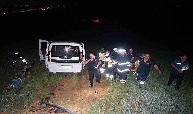 Yolunu şaşıran sürücü tarlaya uçtu, yaralılar emniyet kemeriyle hayata tutundu