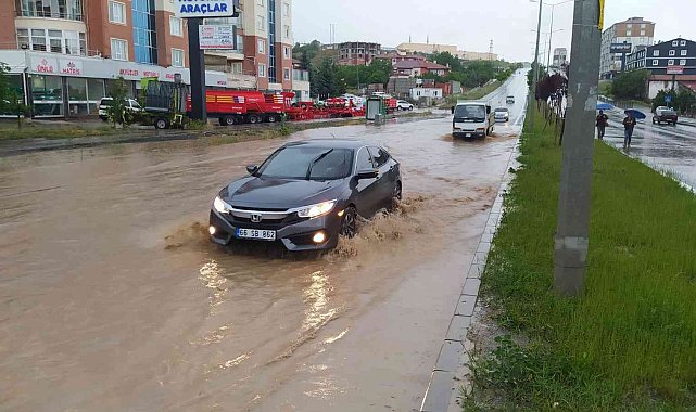 Yozgat&#039;ta etkili olan sağanak yağış sürücülere zor anlar yaşattı