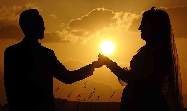 Yüksekova&#039;da güneşin kızıl rengi ve bulutların içinden yansıyan ışınları görsel şölen sundu