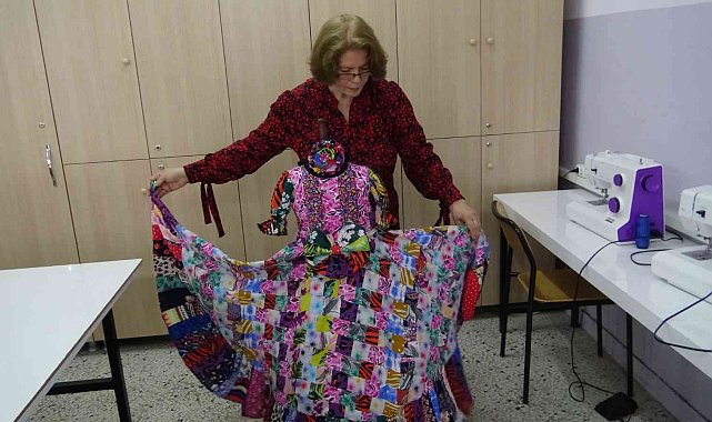 Yüzlerce atık kumaş parçasını kullanıp adeta sıfır maliyetle elbise yaptı