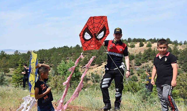 Yüzlerce çocuk katıldı: Uçurtma şenliğinden renkli görüntüler
