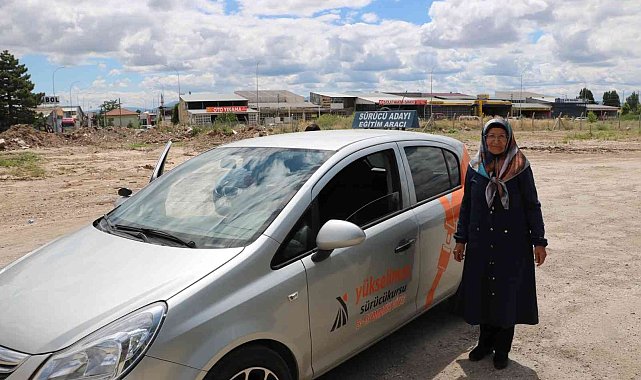 10 gün direksiyon eğitimi ile 69 yaşında ehliyet aldı