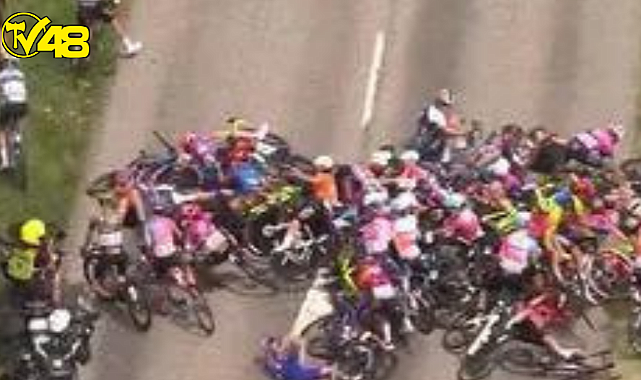 Bisiklet Turu&#039;nda büyük kaza ! 50&#039;den fazla kadın sporcu birbirine girdi