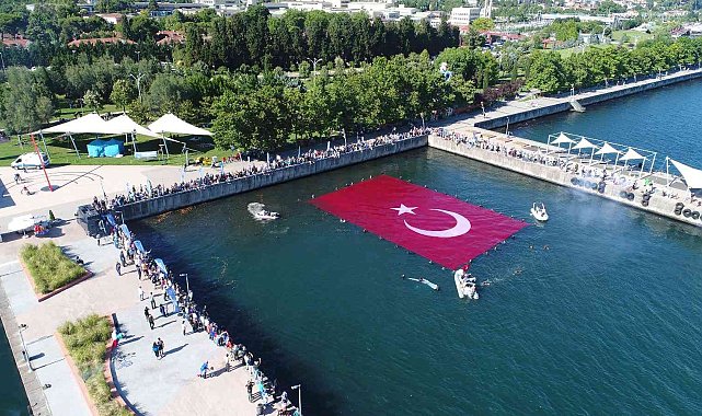 600 metrekarelik rekor büyüklükteki Türk bayrağı, İzmit Körfezi&#039;ni taçlandırdı