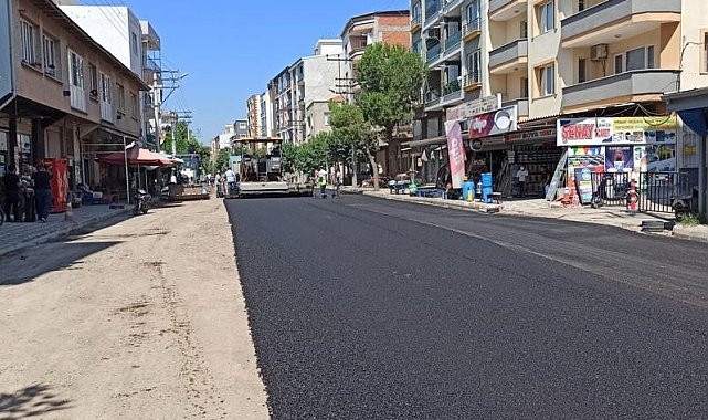 Akhisar&#039;da sıcak asfalt çalışmaları hızlandı