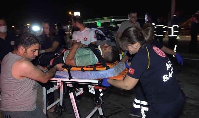 Araçta sıkışan sürücüyü çıkarmak için zamanla yarıştılar