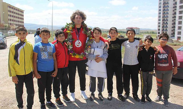 Avrupa 3.&#039;sü Sarıçiçek memleketinde törenle karşılandı