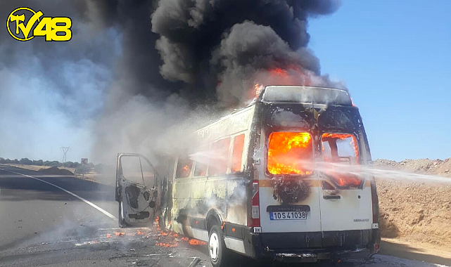 Balıkesir&#039;de Servis Minibüsü Yandı; Faciadan Dönüldü !