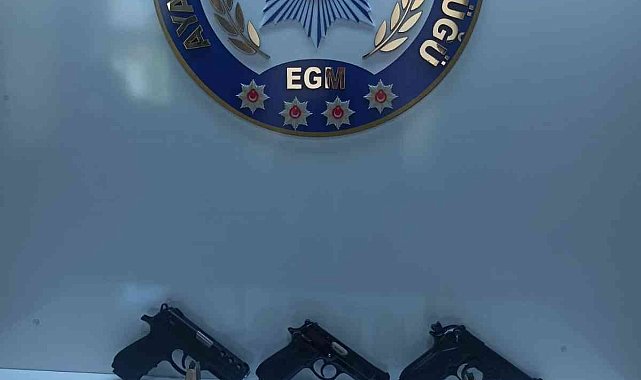 Balkondan havaya ateş açan kişi tabanca ve mermilerle yakalandı