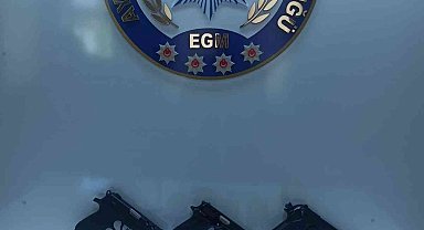 Balkondan havaya ateş açan kişi tabanca ve mermilerle yakalandı