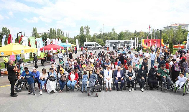 Başkan Büyükkılıç, özel öğrencilerin karnelerini dağıttı