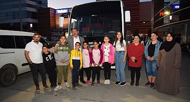 Başkan Vidinlioğlu, yarışamada dereceye giren öğrencileri gezi öncesi uğurladı