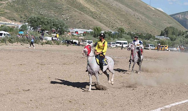 Bayburt&#039;ta düşe kalka cirit
