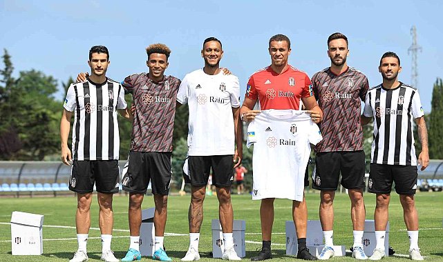 Beşiktaş&#039;ın yeni sezon formaları tanıtıldı