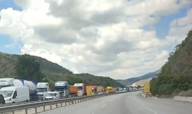 Bilecik-Bozüyük karayolunda arızalanan tır trafiği kilitledi