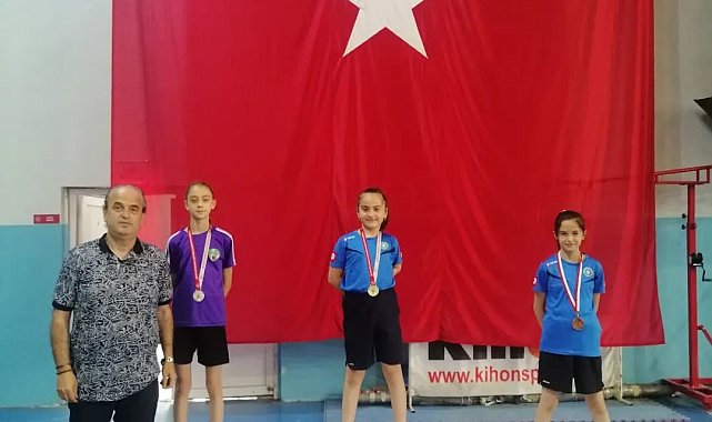 Bursa Büyükşehir Belediyesporlu raketler madalya ve kupaları topladı