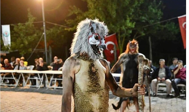 Bursa&#039;da 2 asırlık gelenek: Kesilen kurbanların derisini giyip, insanları korkuttular