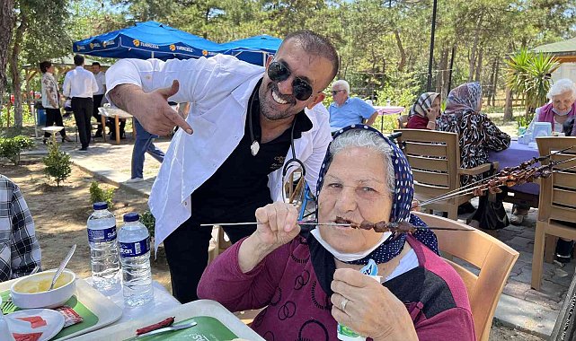 Bursalı fenomen ciğerci huzur evi sakinlerini sevindirdi