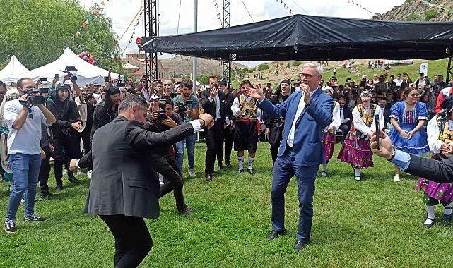 Büyükelçi Peteris Vaivars&#039;ın başarılı &#039;Erik Dalı&#039; oyunu performansı