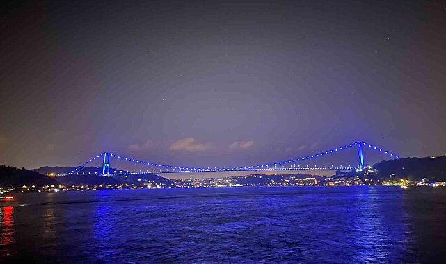 Denizcilik ve Kabotaj Bayramı için köprüler mavi renge büründü