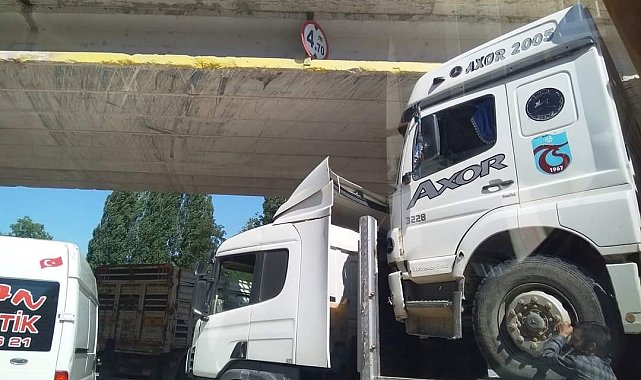 Dorsesinde kamyon yüklü tır alt geçitte mahsur kaldı