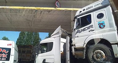 Dorsesinde kamyon yüklü tır alt geçitte mahsur kaldı