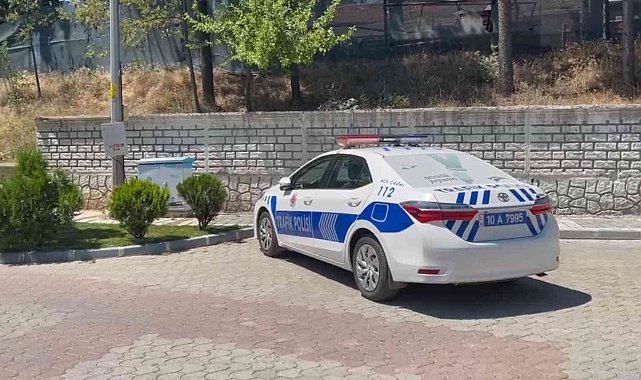 Dursunbey&#039;de bıçaklı kavga: 2 ölü, 1 yaralı