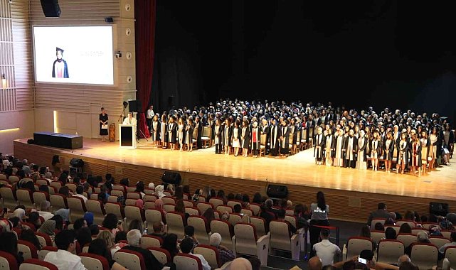 ERÜ Sağlık Bilimleri Fakültesi Yeni Mezunlarını Verdi