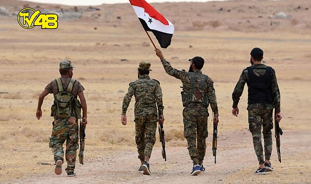 Esed&#039;in askerleri Ellerinde bayraklarlaTürkiye sınırına konuşlandı!