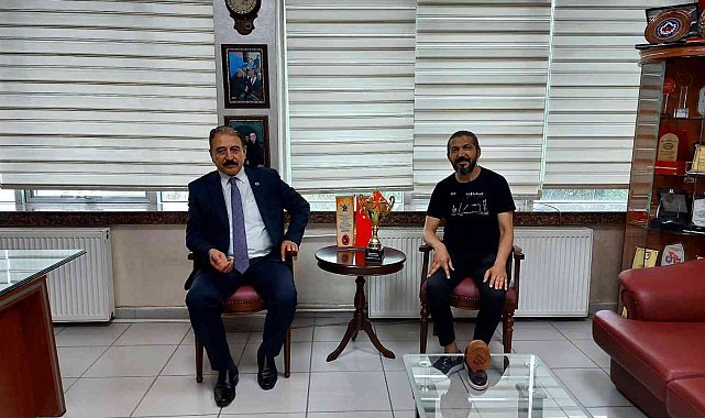 ESOB Başkanı Keskin&#039;den &#039;Dünya şampiyonuna&#039; plaket