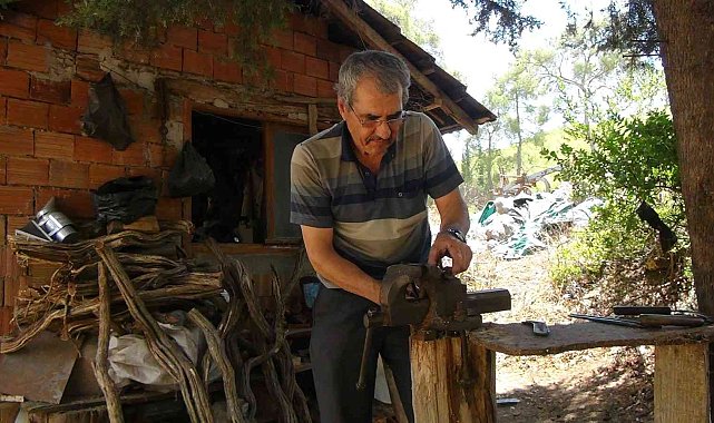 Evinin bahçesinde ahşap kulübede elleriyle yapıyor, siparişlere yetişemiyor