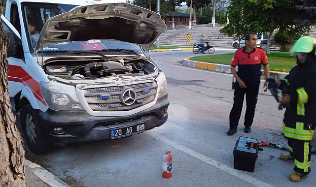 Hasta nakli gerçekleştiren ambulans alev aldı