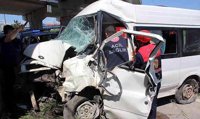 İki araç çarpıştı, köprü ayağına çarparak durabildi