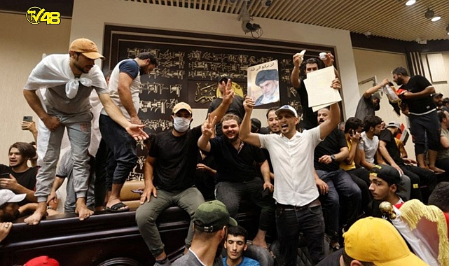 IRAK&#039;TA PROTESTOCULAR PARLEMENTO BİNASINI BASTI !